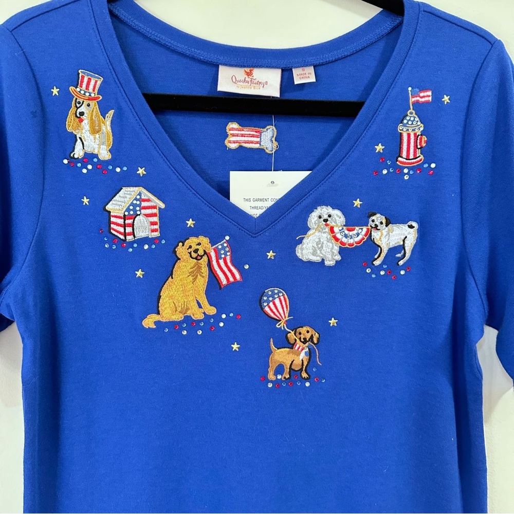 NWT Quaker Factory Patriotic Dogs Blue V-neck Short Sleeve Shirt Size Small - Picture 2 of 4